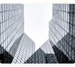 Torres corporativas representando sócios e acionistas